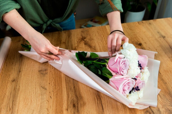 9 советов, как сохранить букет цветов: упаковка, уход, подкормка