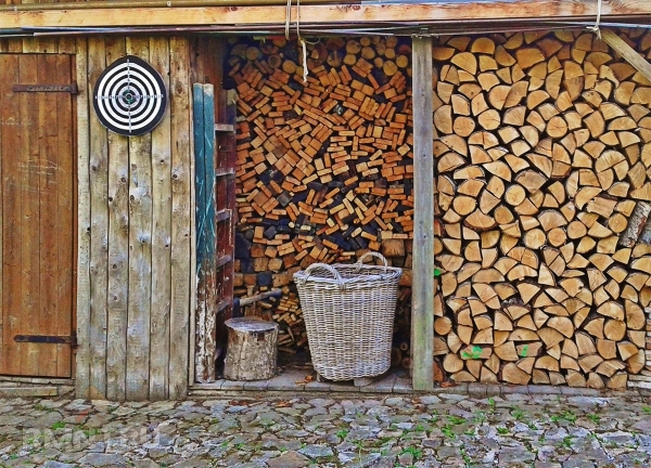 





Варианты хранения дров на участке



