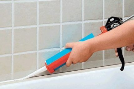 Как заделать стык между ванной и стеной: варианты и технология заделки