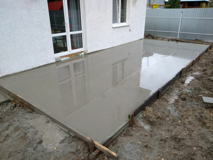 Что лучше бетон или тротуарная плитка во дворе?