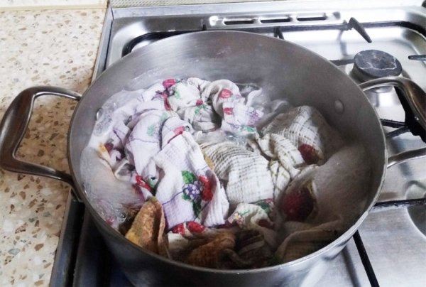 Эффективные способы стирки кухонных полотенец от пятен и запаха
