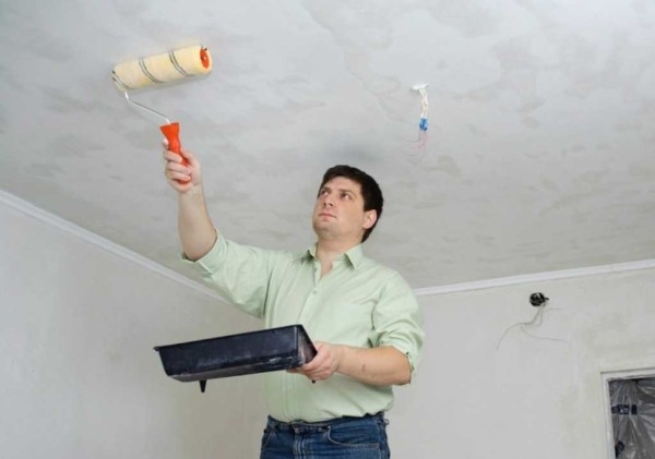 Как покрасить потолок водоэмульсионной краской без пятен и полос