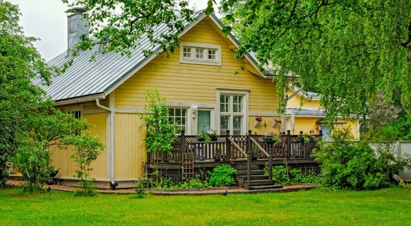 
                                Чем и как утеплить деревянный дом снаружи: 5 лучших материалов и последовательность работ                            
